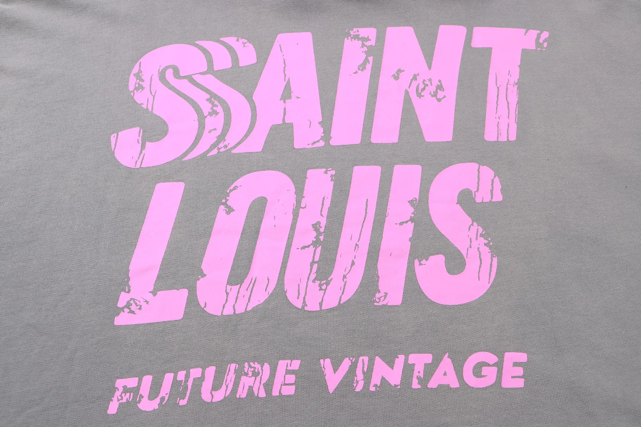 Style No. S228 P300💰 (450g version) SSSAINT LOUIS ink-washed distressed letter logo printed hooded pullover sweatshirt. Made of 450g dense cotton fabric, washed process, loose fit. Same style for men and women. Size: S-XL